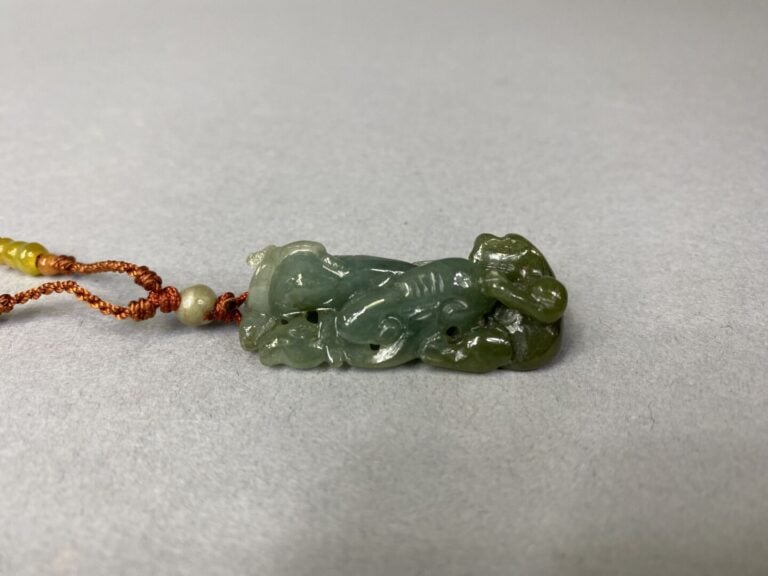 Chine - Pendentif en jade sculptée figurant un animal stylisé - L: 4.5 cm - Poi…
