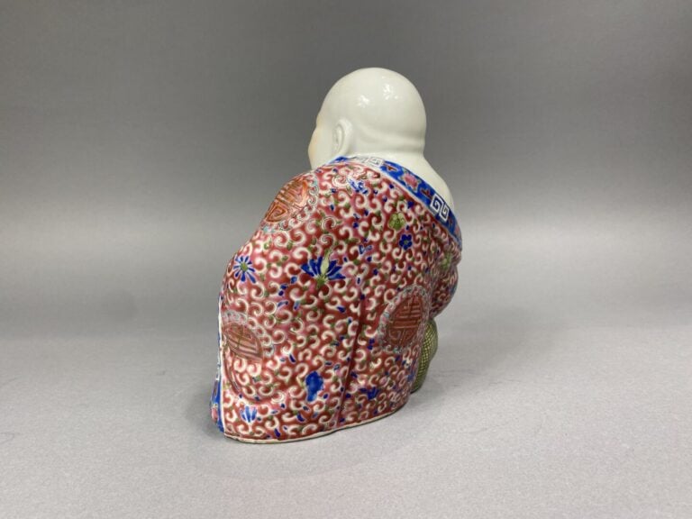 Chine - Petit bouddha rieur en porcelaine émaillée polychrome représenté assis,…