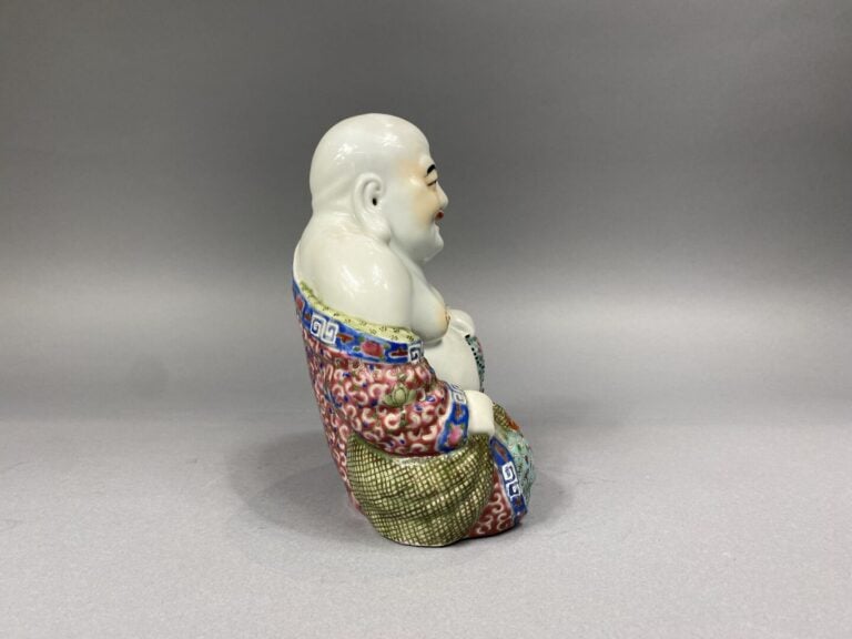 Chine - Petit bouddha rieur en porcelaine émaillée polychrome représenté assis,…