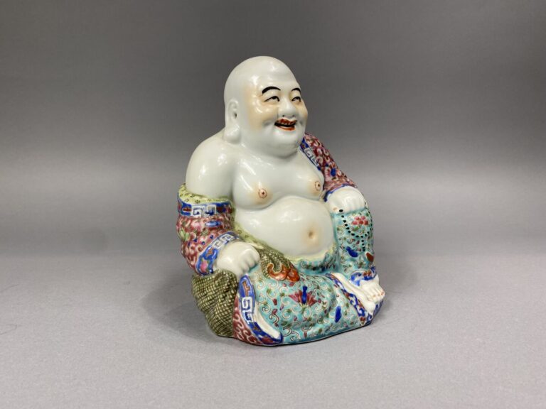 Chine - Petit bouddha rieur en porcelaine émaillée polychrome représenté assis,…