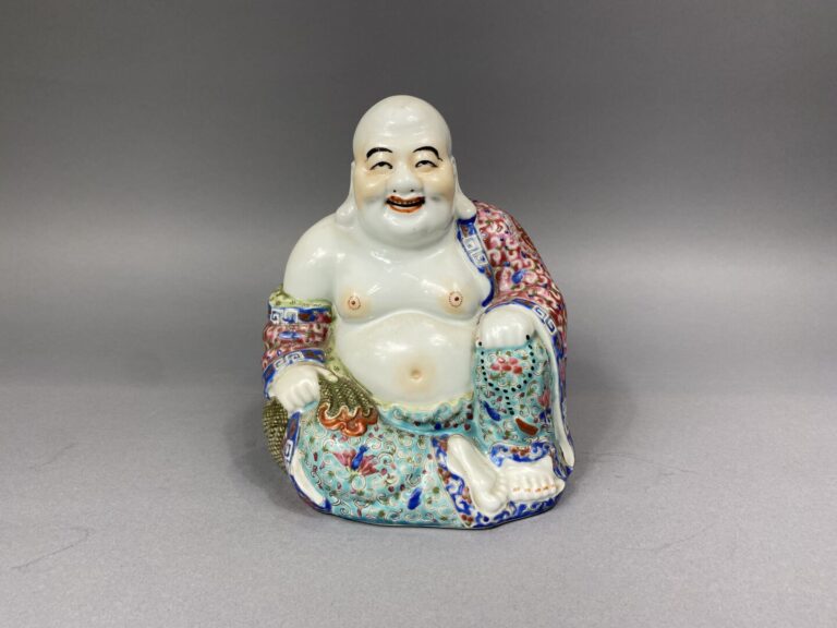 Chine - Petit bouddha rieur en porcelaine émaillée polychrome représenté assis,…