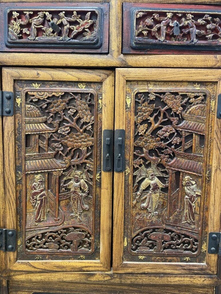 Chine - Petit meuble en bois laqué doré rouge ouvrant à deux tiroirs et deux va…