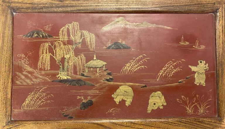 Chine - Petit meuble en bois laqué doré rouge ouvrant à deux tiroirs et deux va…