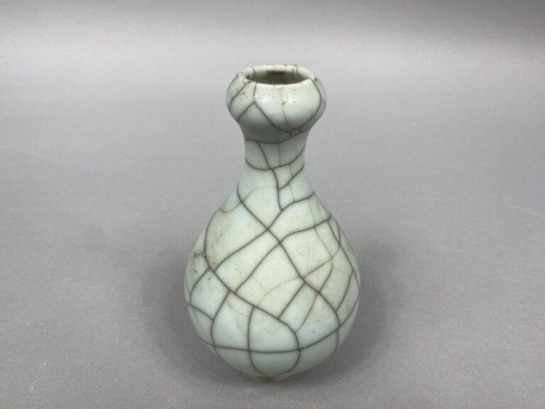 Chine - Petit vase de forme "suantouping" (tête d'ail) en porcelaine émaillée c…