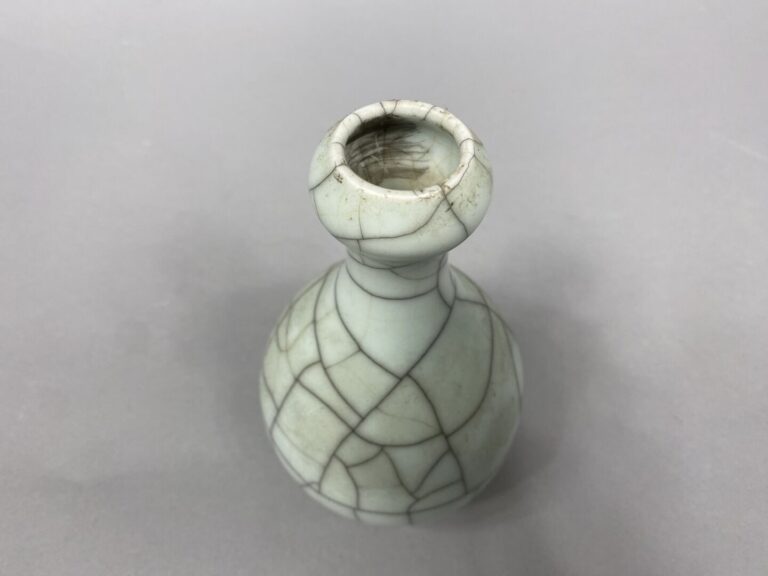 Chine - Petit vase de forme "suantouping" (tête d'ail) en porcelaine émaillée c…