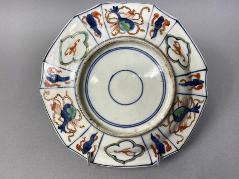 Chine - Petite assiette polylobée en porcelaine émaillée à décor de Shoulao vol…