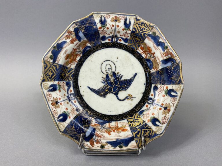 Chine - Petite assiette polylobée en porcelaine émaillée à décor de Shoulao vol…
