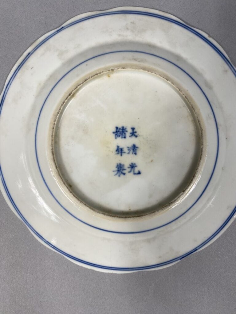 Chine - Petite assiette polylobée en porcelaine émaillée bleu blanc à décor de…