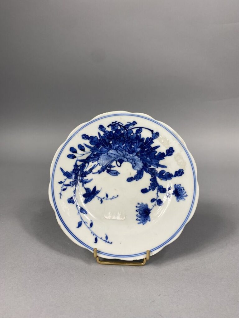 Chine - Petite assiette polylobée en porcelaine émaillée bleu blanc à décor de…