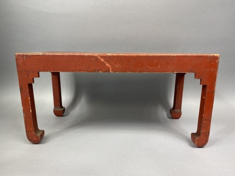 Chine - Petite table basse d'appoint en bois laqué rouge et rehaut d'or à décor…