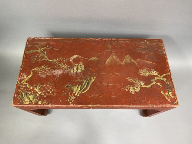 Chine - Petite table basse d'appoint en bois laqué rouge et rehaut d'or à décor…