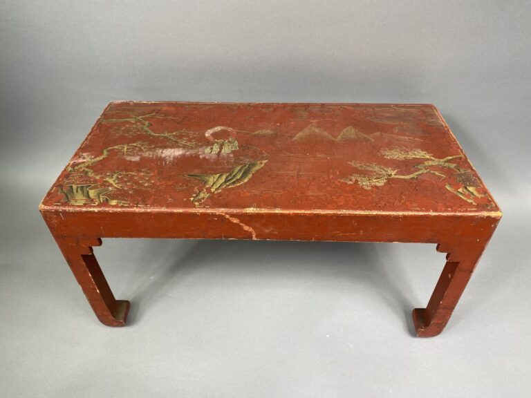 Chine - Petite table basse d'appoint en bois laqué rouge et rehaut d'or à décor…