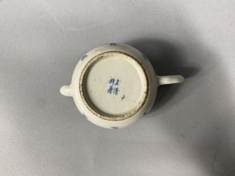 Chine - Petite théière en céramique à décor d'idéogrammes, probablement un poèm…