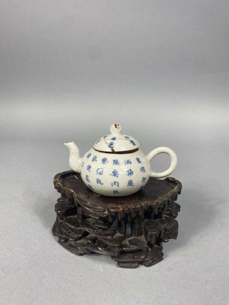Chine - Petite théière en céramique à décor d'idéogrammes, probablement un poèm…