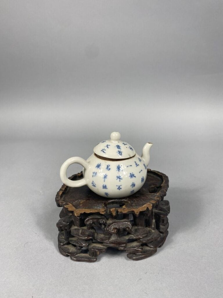 Chine - Petite théière en céramique à décor d'idéogrammes, probablement un poèm…