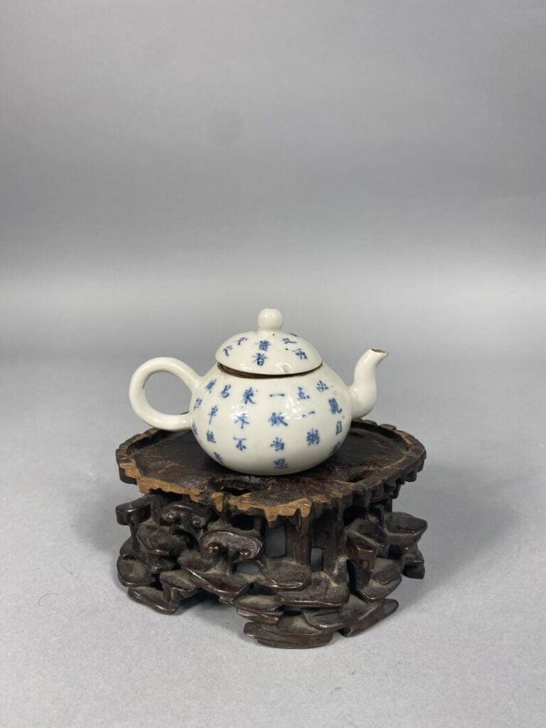 Chine - Petite théière en céramique à décor d'idéogrammes, probablement un poèm…