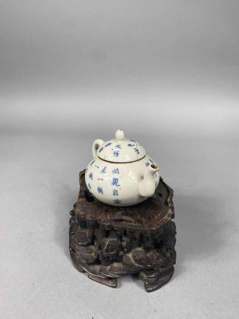 Chine - Petite théière en céramique à décor d'idéogrammes, probablement un poèm…