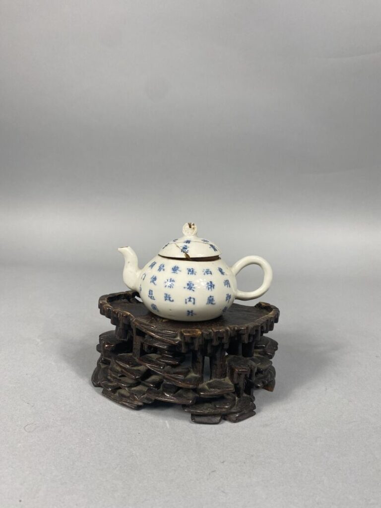 Chine - Petite théière en céramique à décor d'idéogrammes, probablement un poèm…