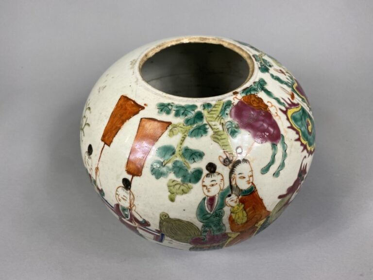 Chine - Pot à gingembre en céramique émaillée polychrome dans le goût de la "Fa…