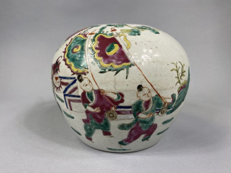 Chine - Pot à gingembre en céramique émaillée polychrome dans le goût de la "Fa…