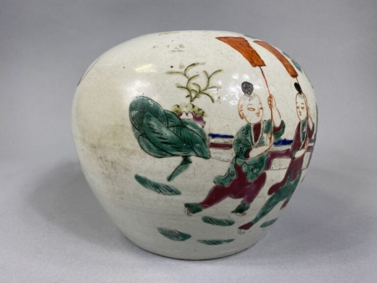 Chine - Pot à gingembre en céramique émaillée polychrome dans le goût de la "Fa…