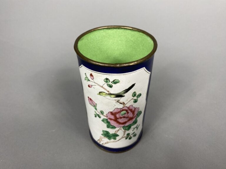 Chine - Pot à pinceau de forme cylindrique à décor émaillé sur cuivre d'oiseaux…