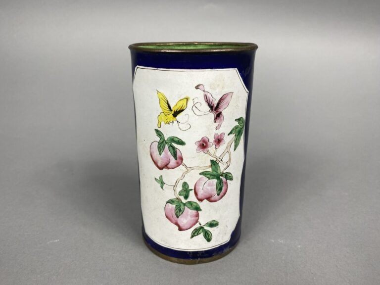 Chine - Pot à pinceau de forme cylindrique à décor émaillé sur cuivre d'oiseaux…