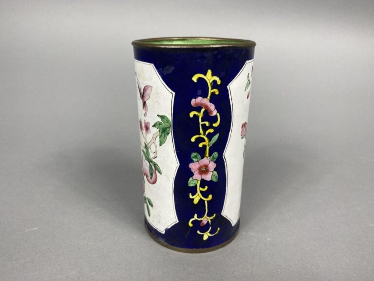 Chine - Pot à pinceau de forme cylindrique à décor émaillé sur cuivre d'oiseaux…