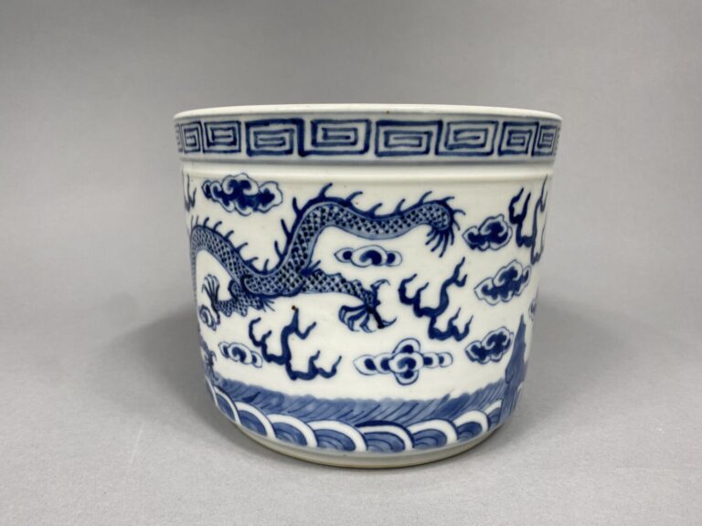 Chine - Pot à pinceau en céramique émaillée bleu blanc à décor de dragons s'aff…