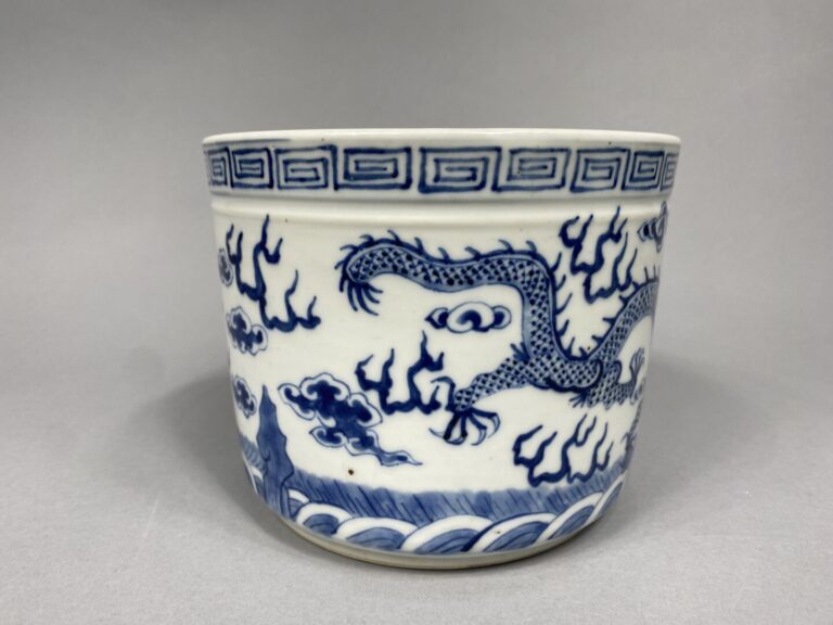 Chine - Pot à pinceau en céramique émaillée bleu blanc à décor de dragons s'aff…