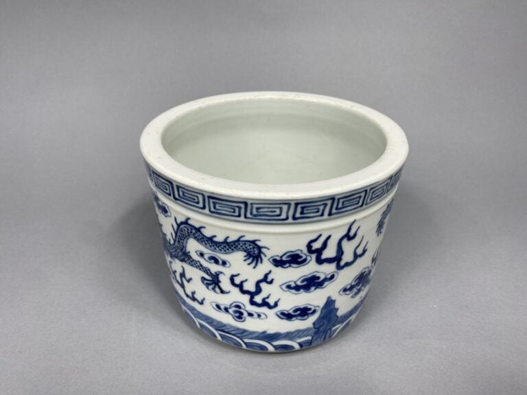 Chine - Pot à pinceau en céramique émaillée bleu blanc à décor de dragons s'aff…