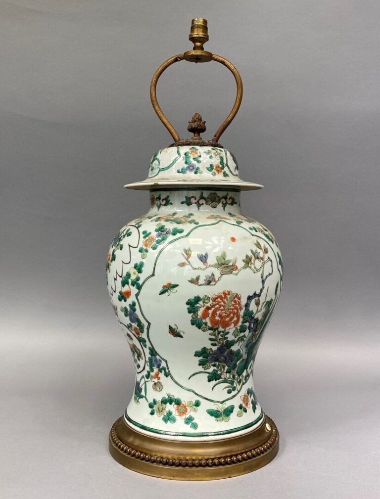 Chine - Potiche couverte en porcelaine émaillée dans le style de la "Famille Ve…
