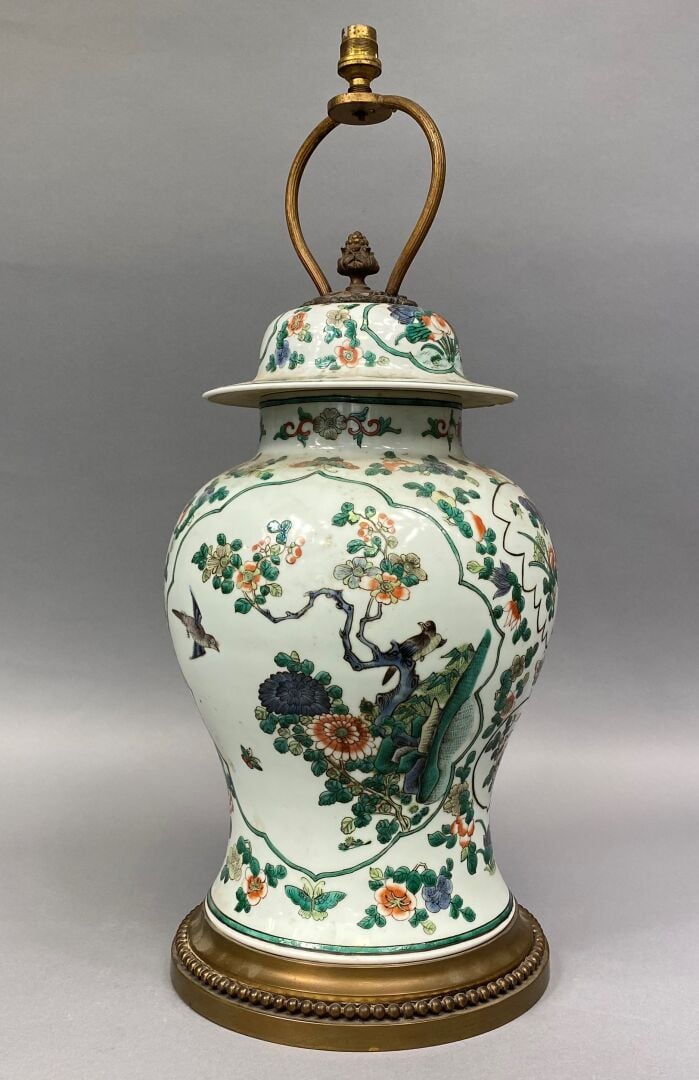 Chine - Potiche couverte en porcelaine émaillée dans le style de la "Famille Ve…