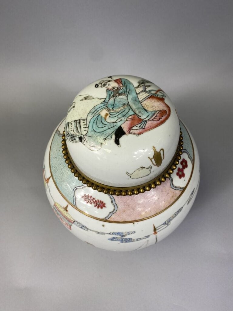 Chine - Potiche couverte en porcelaine émaillée dans le style de la"Famille Ros…