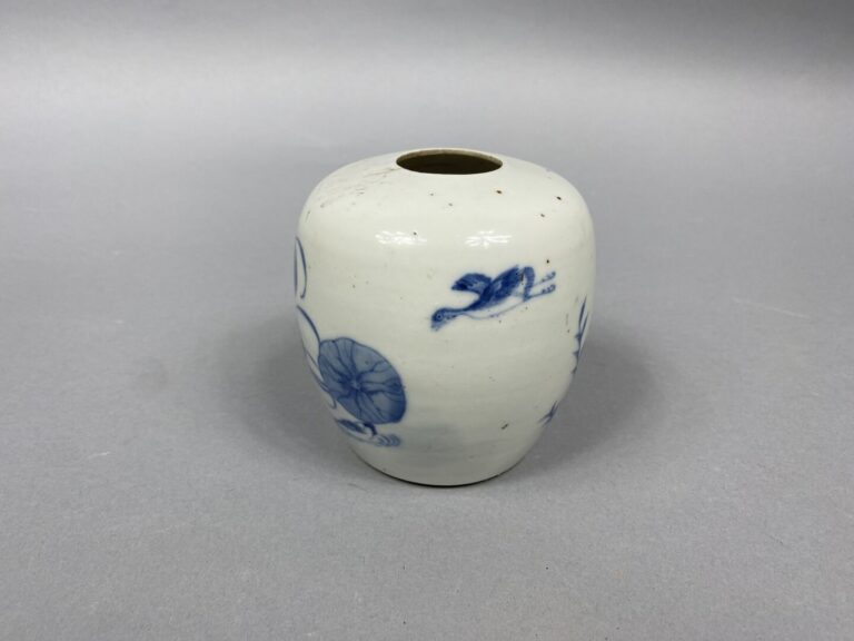 Chine pour le Vietnam - Pot à thé en porcelaine bleu de Hué présentant un décor…