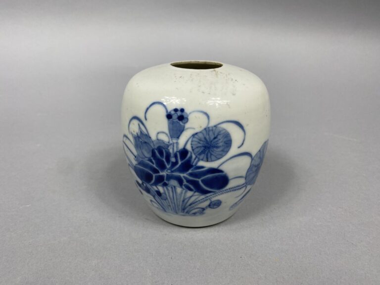 Chine pour le Vietnam - Pot à thé en porcelaine bleu de Hué présentant un décor…