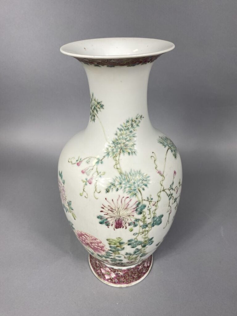 Chine, République - Vase balustre à col évasé en porcelaine émaillée polychrome…