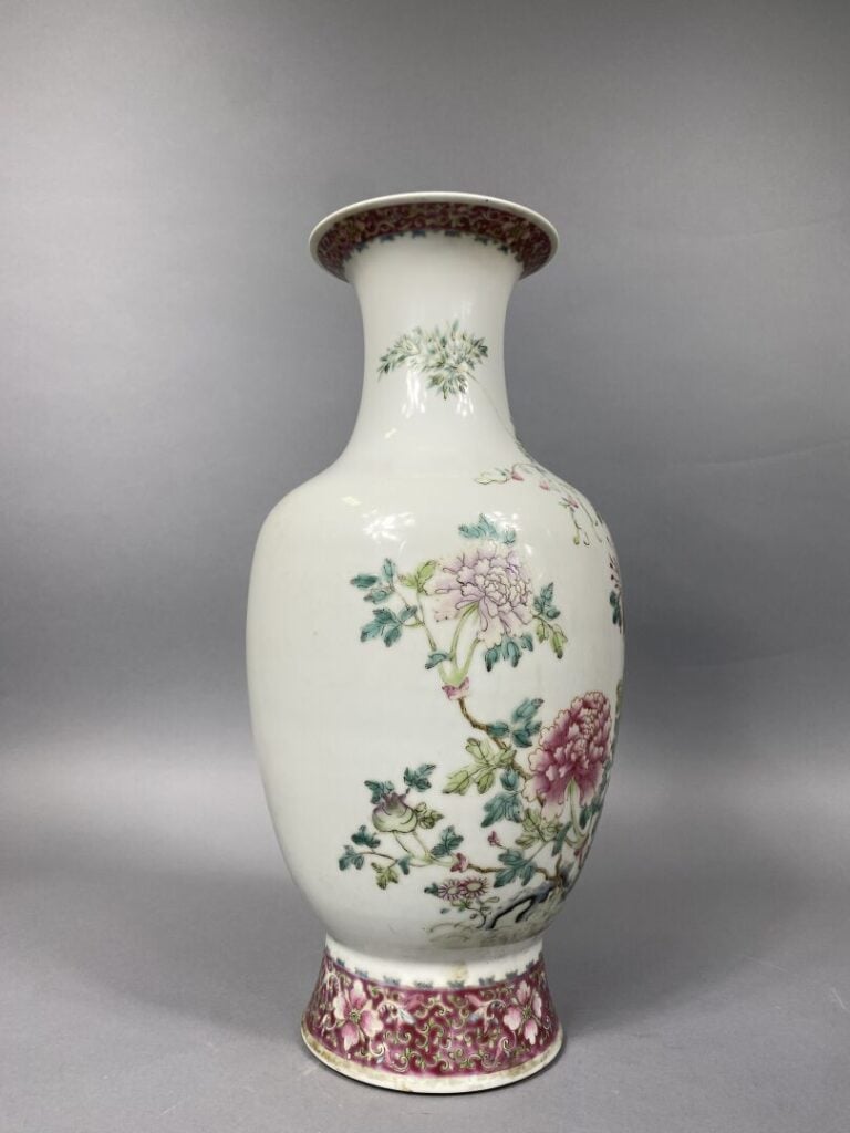 Chine, République - Vase balustre à col évasé en porcelaine émaillée polychrome…