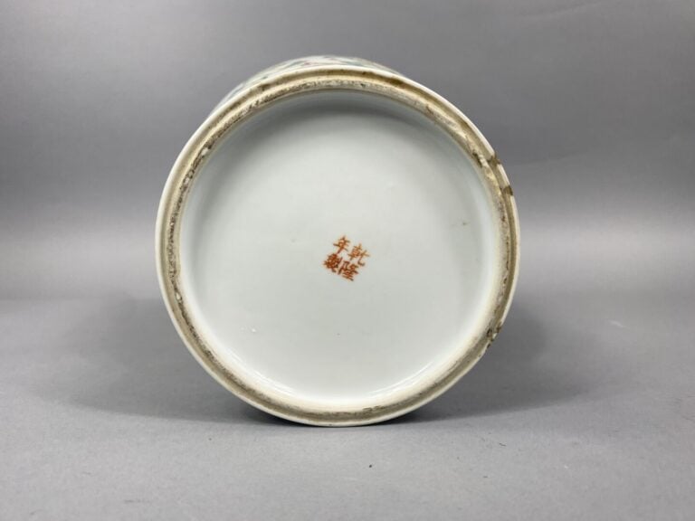 Chine, République - Vase balustre à col évasé en porcelaine émaillée polychrome…