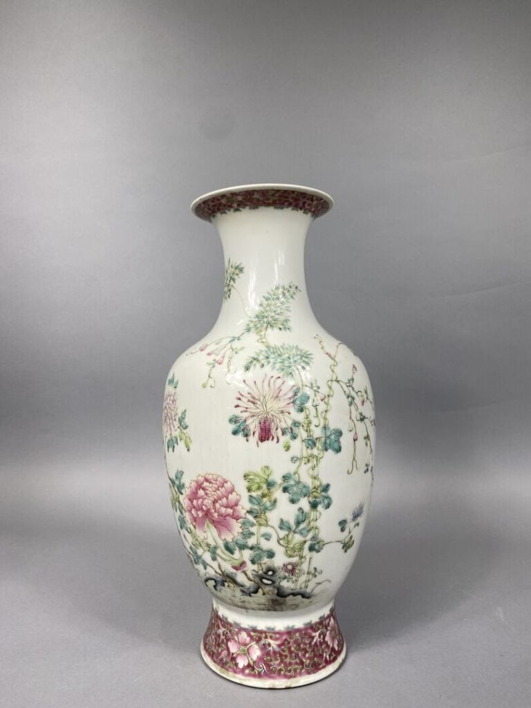Chine, République - Vase balustre à col évasé en porcelaine émaillée polychrome…