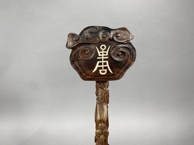 Chine - Sceptre de ruyi en bois sculpté à décor de prunus, loir et volutes. - L…