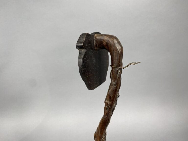 Chine - Sceptre de ruyi en bois sculpté à décor de prunus, loir et volutes. - L…