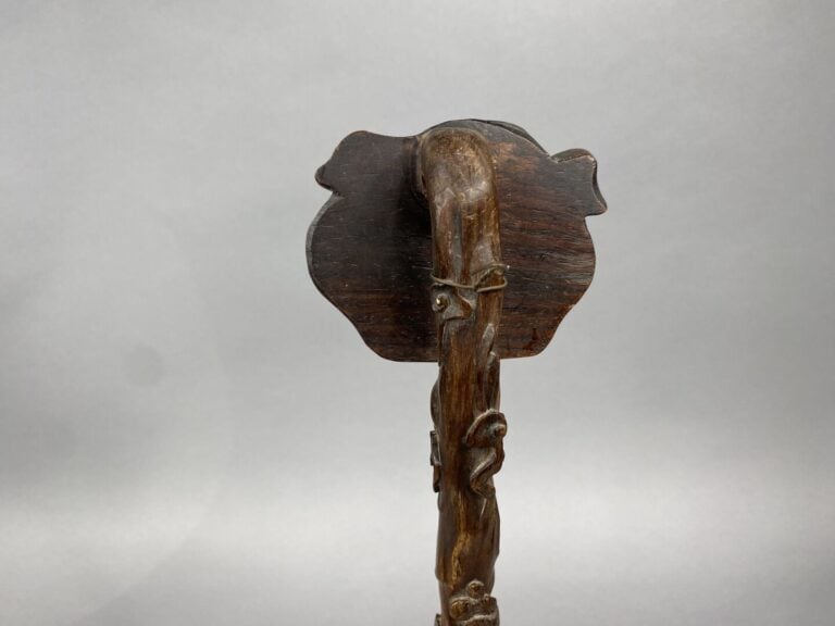 Chine - Sceptre de ruyi en bois sculpté à décor de prunus, loir et volutes. - L…