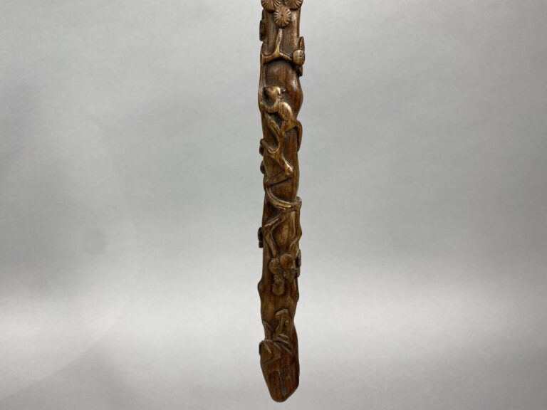 Chine - Sceptre de ruyi en bois sculpté à décor de prunus, loir et volutes. - L…