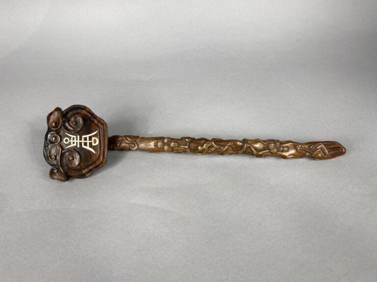 Chine - Sceptre de ruyi en bois sculpté à décor de prunus, loir et volutes. - L…