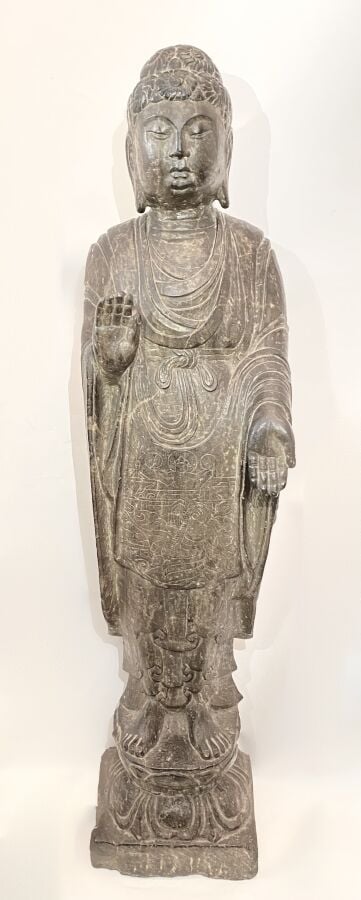 CHINE - Style Tang - Grande statue de bouddha debout sur un socle en forme de d…