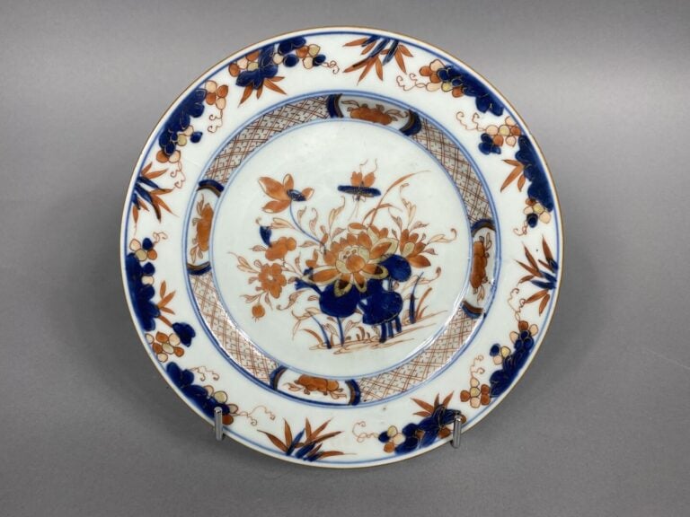 Chine - Suite de deux assiettes en porcelaine émaillée dans les tons rouges de…