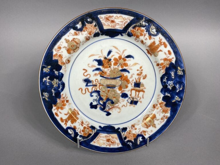 Chine - Suite de deux assiettes en porcelaine émaillée dans les tons rouges de…