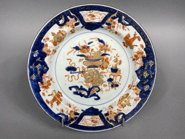 Chine - Suite de deux assiettes en porcelaine émaillée dans les tons rouges de…
