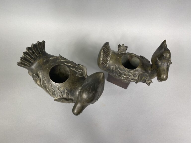 Chine - Suite de deux canards en bronze formant brûle-parfum représentés debout…